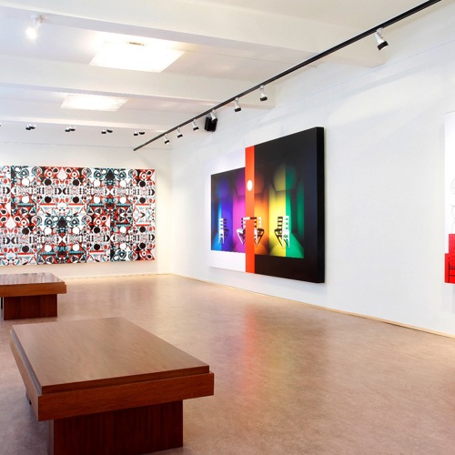 Lichte expositiezaal met grote moderne schilderen aan de muur
