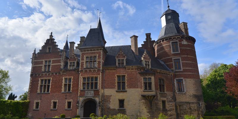 Kasteel Mheer Van Voorzijde Blauwe Lucht Met Witte Wolken