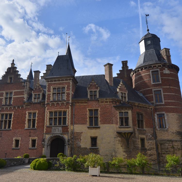 Kasteel Mheer Van Voorzijde Blauwe Lucht Met Witte Wolken