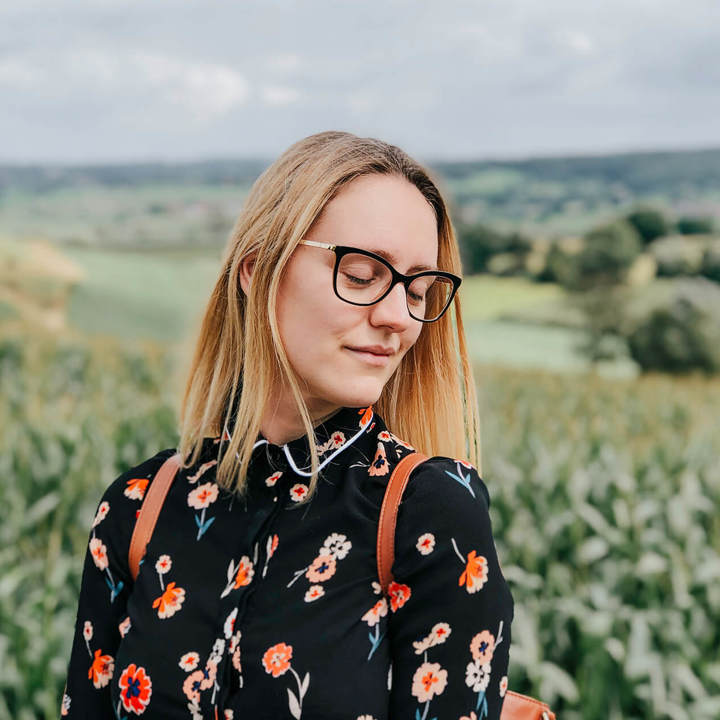 Een wijnblogster poseert voor het Zuid-Limburgse landschap