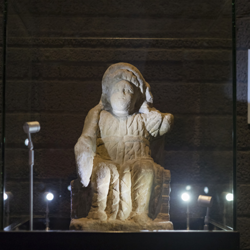 Minervabeeldje in vitrine Romeins Museum Heerlen