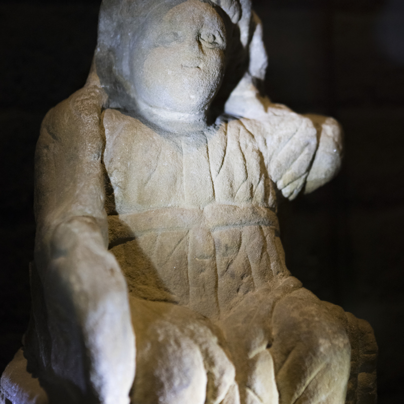 Detail foto van het Minerva beeldje in Heerlen Romeins Museum