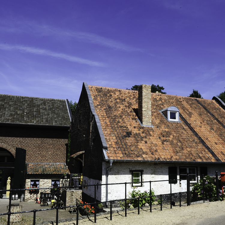 Brouwerij de Fontein gezien vanaf de straat met rode dak en boerderij