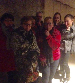 Een groep vrouwen tijdens een stiltewandeling in de Romeinse Katakomben