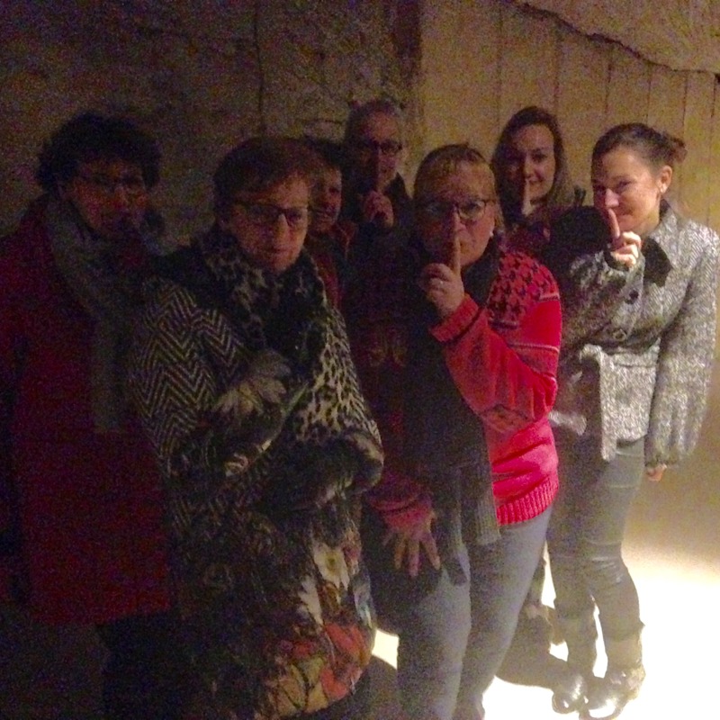 Een groep vrouwen tijdens een stiltewandeling in de Romeinse Katakomben