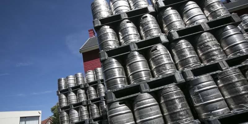 Een groot aantal biervaten op palletten bij de Brand Bierbrouwerij in Wijlre