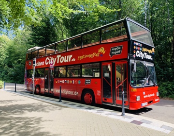 De rode city tour Hop on Hop off bus bij de bushalte