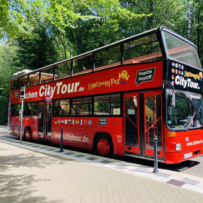 De rode city tour Hop on Hop off bus bij de bushalte