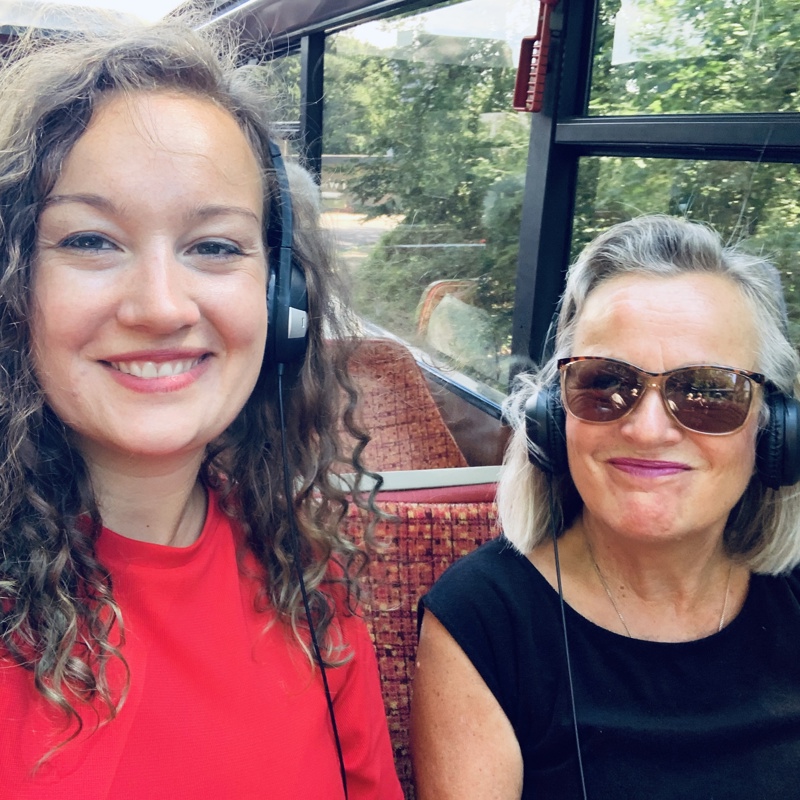 Selfie van twee bezoekers vanuit de Hop on Hop off City tour bus