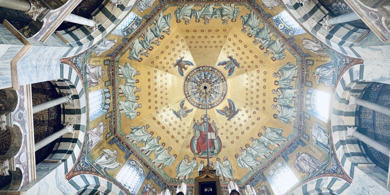 Gedeelte van het plafond met afbeeldingen binnenin de Dom van Aken