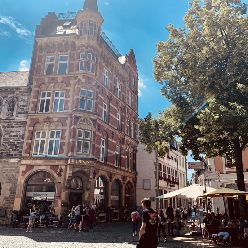 Gezellige terrasjes op het plein voor de Dom in Aken