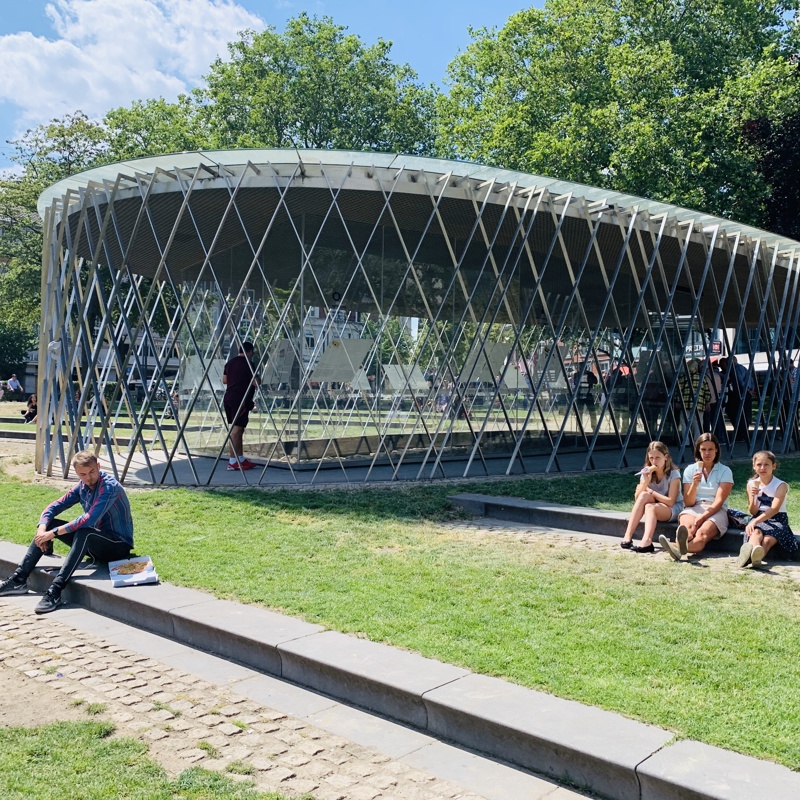 Rustende bezoekers nabij een kunstwerk in het park in Aken