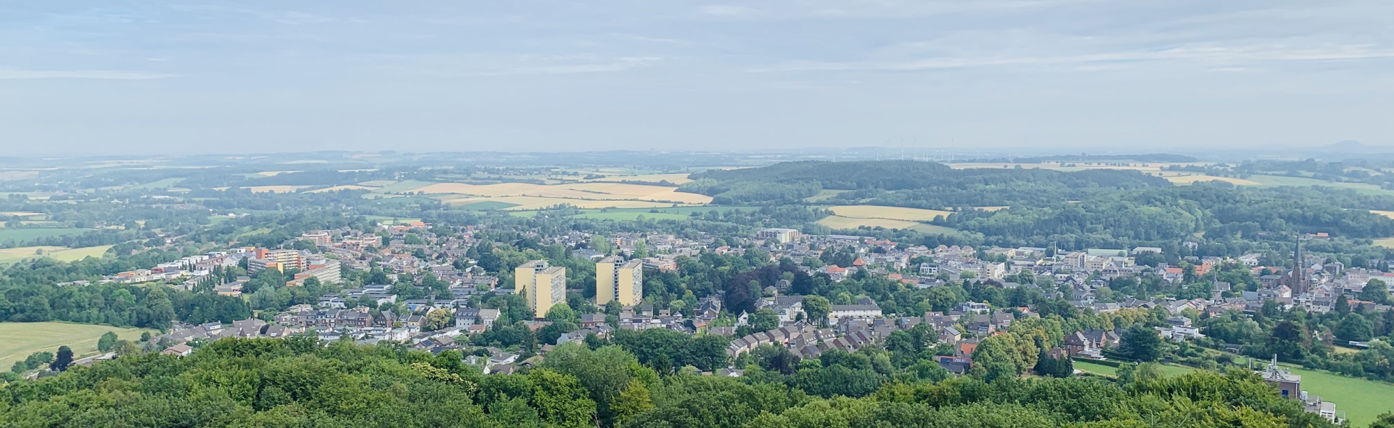 Uitzicht op Vaals vanaf de uitkijktoren bij het drielandenpunt in Vaals