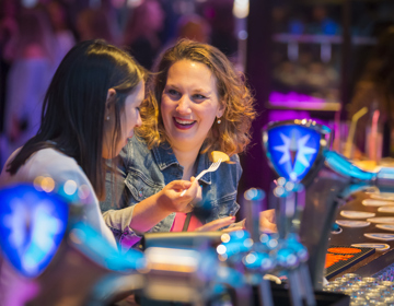 2 vrouwen hebben plezier aan de bar