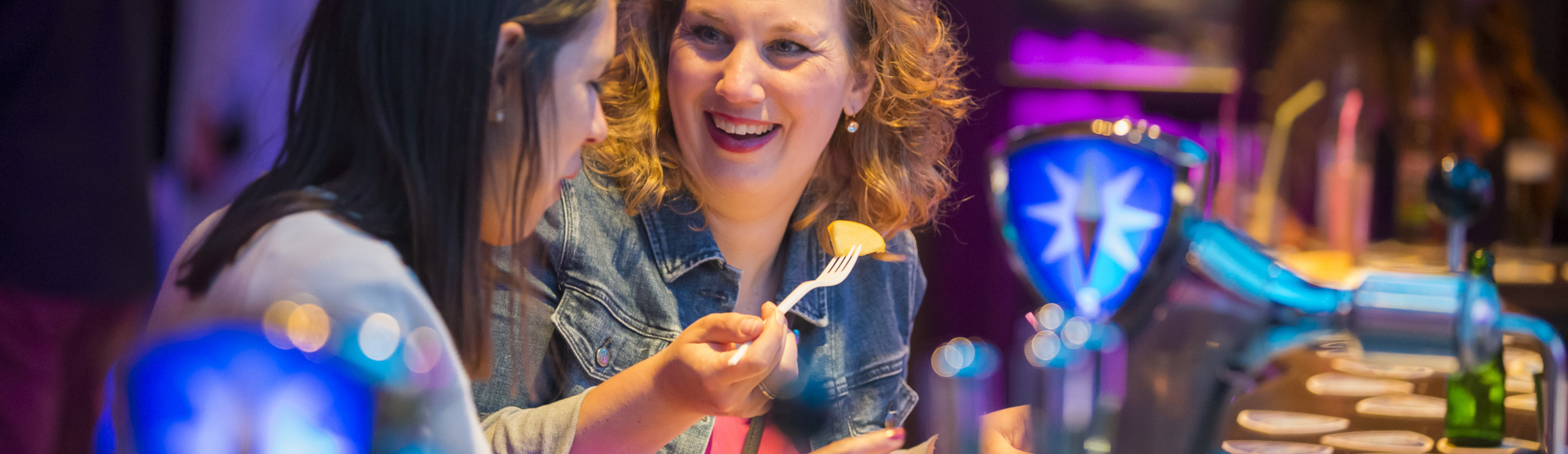 2 vrouwen hebben plezier aan de bar