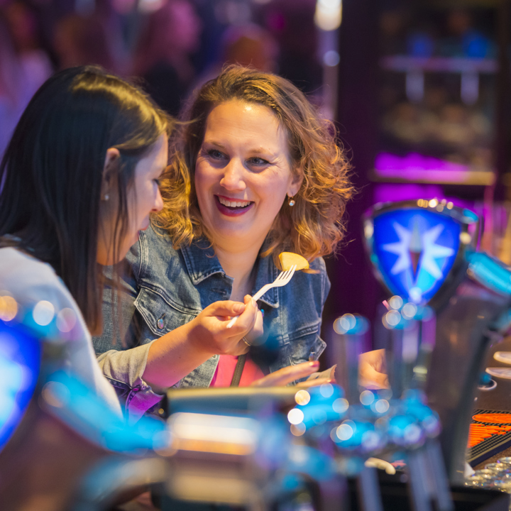 2 vrouwen hebben plezier aan de bar