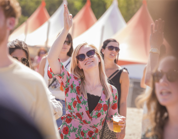 Meisje met biertje danst op Solar