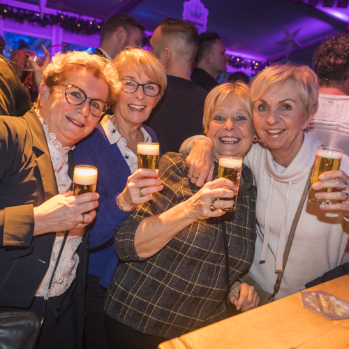 4 oudere vrouwen aan de bar met een biertje in hun hand bij Wintertijd Heerlen