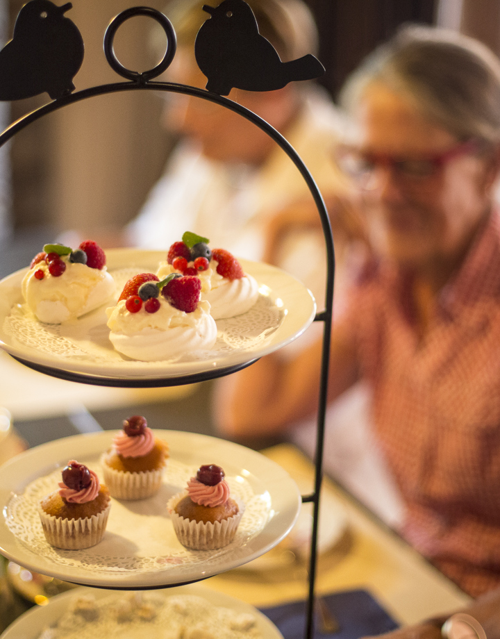 Gebakjes en gasten tijdens high tea in een café in Zuid-Limburg