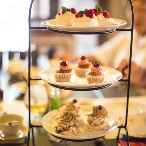 High tea met kleine gebakjes in café in Zuid-Limburg