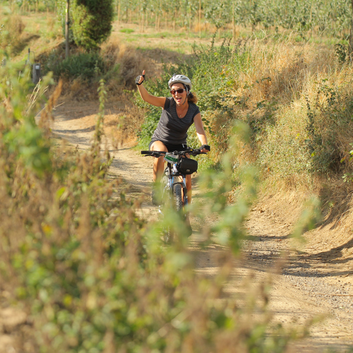 Vrouw op mountainbike in holle weg steek haar duim op