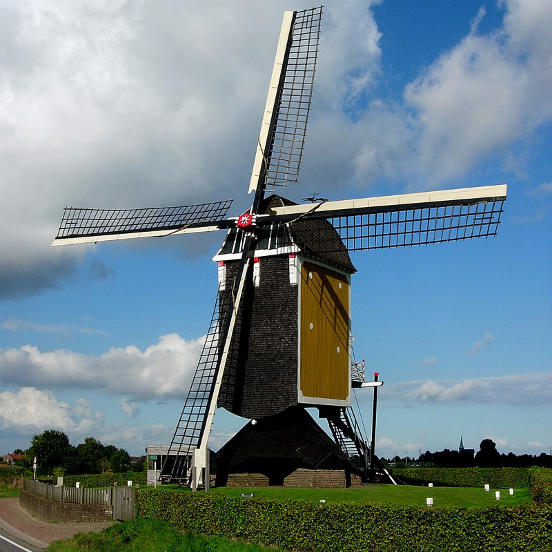 Zicht op Sint Hubertusmolen in Genhout