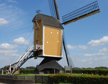 Zicht op de achterkant van de Sint Hubertusmolen in Genhout