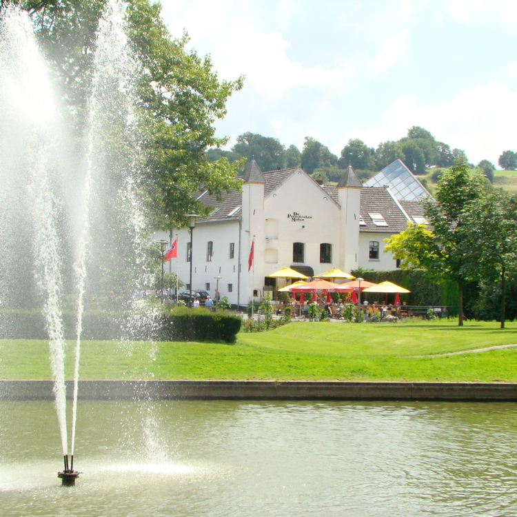 Vijver met fontein met de Pannekoekenmolen in Gulpen