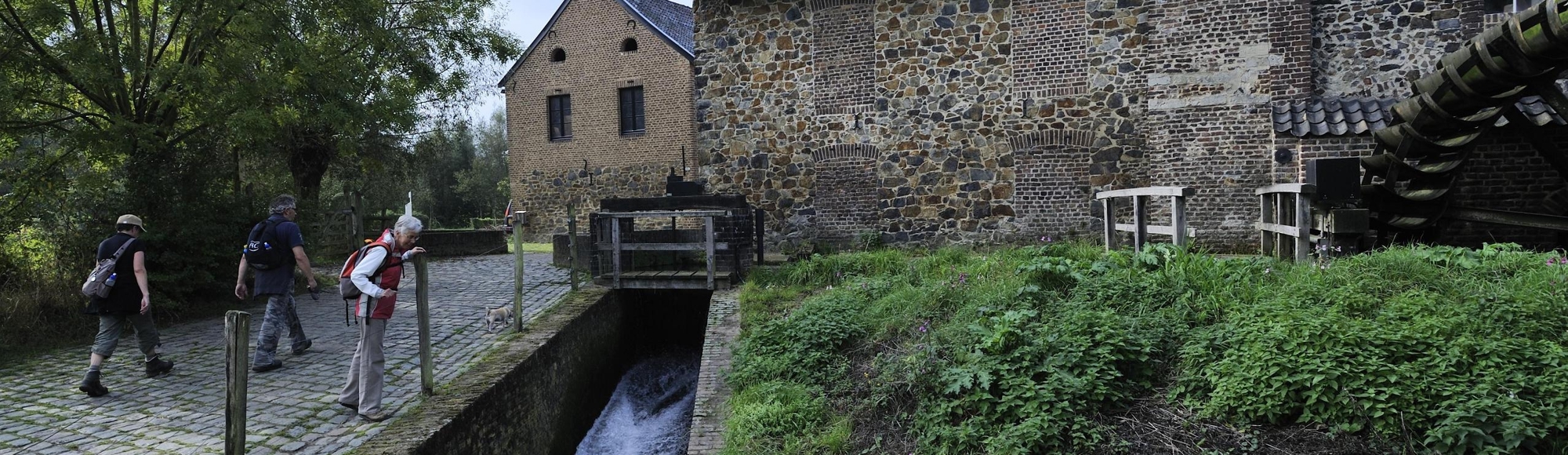 Volmolen Epen met kleine Geul en drie wandelende personen