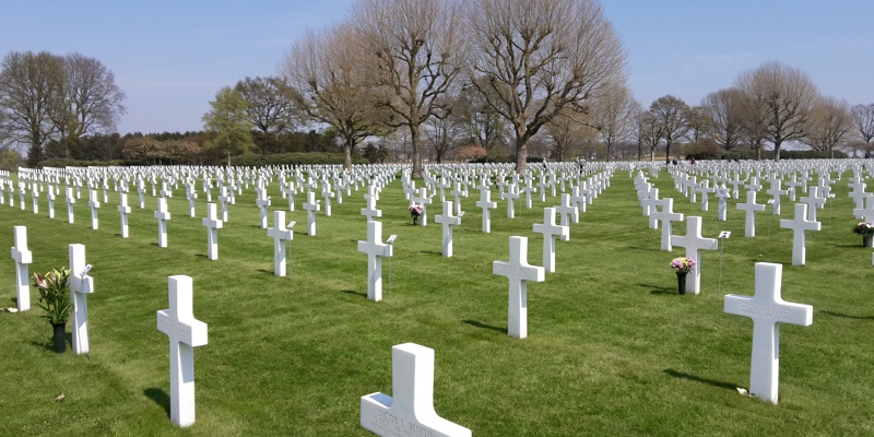 Zicht op de vele witte kruizen op het Amerikaanse begraafplaats in Margraten