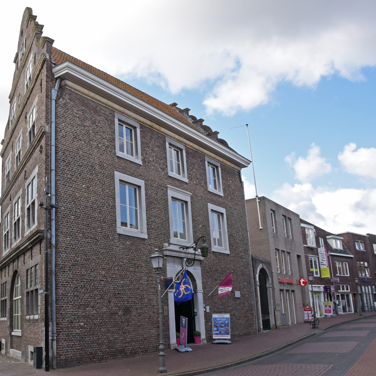 Zicht op het Kritzraedthuis op de Rosmolenstraat in Sittard met de plaatselijke VVV