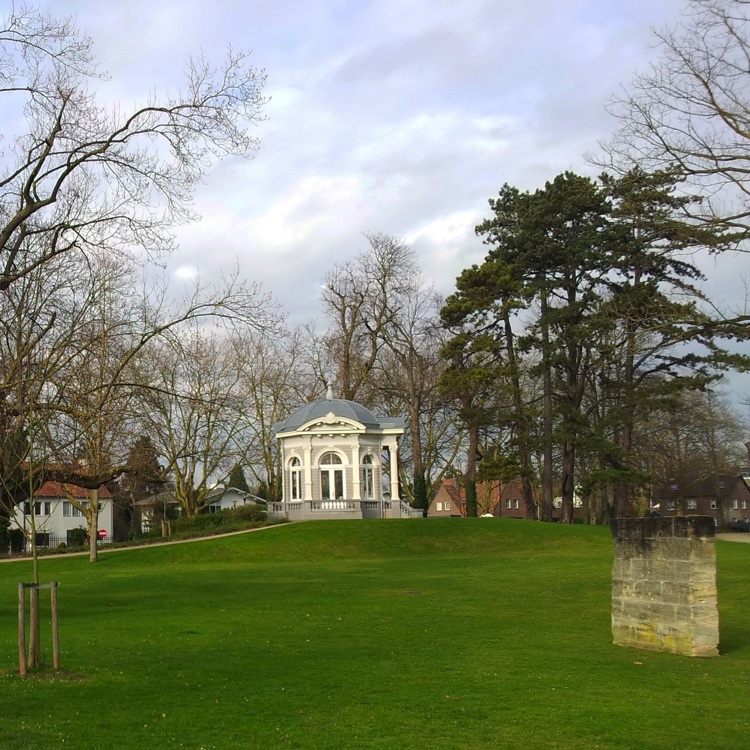 Zicht op Gloriette in het Proosdijpark in Meerssen. Grijze wolkenlucht