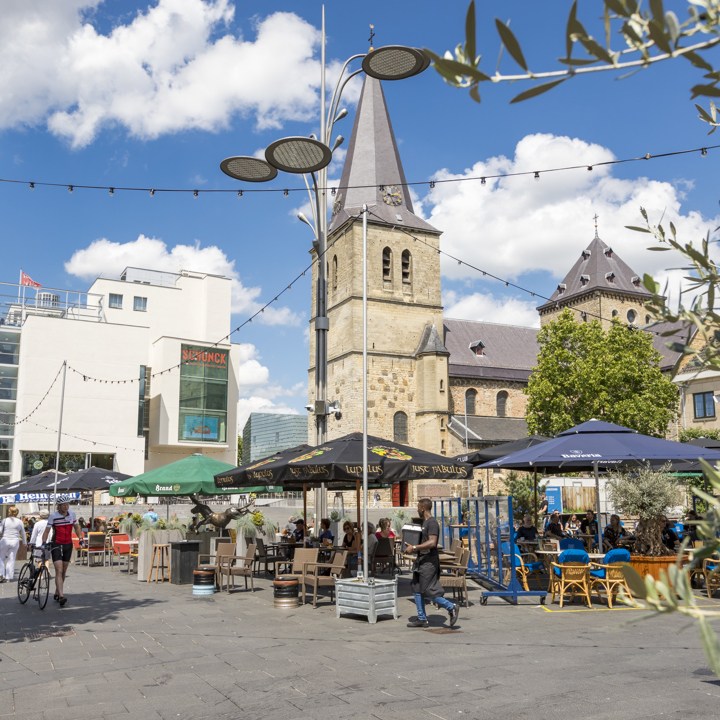 Terrassen op het Pancratiusplein in Heerlen tijdens de zomer