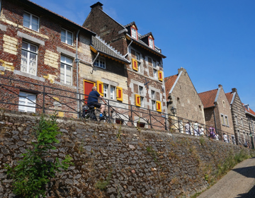 Fietser fietst langs vakwerkhuis in Elsloo