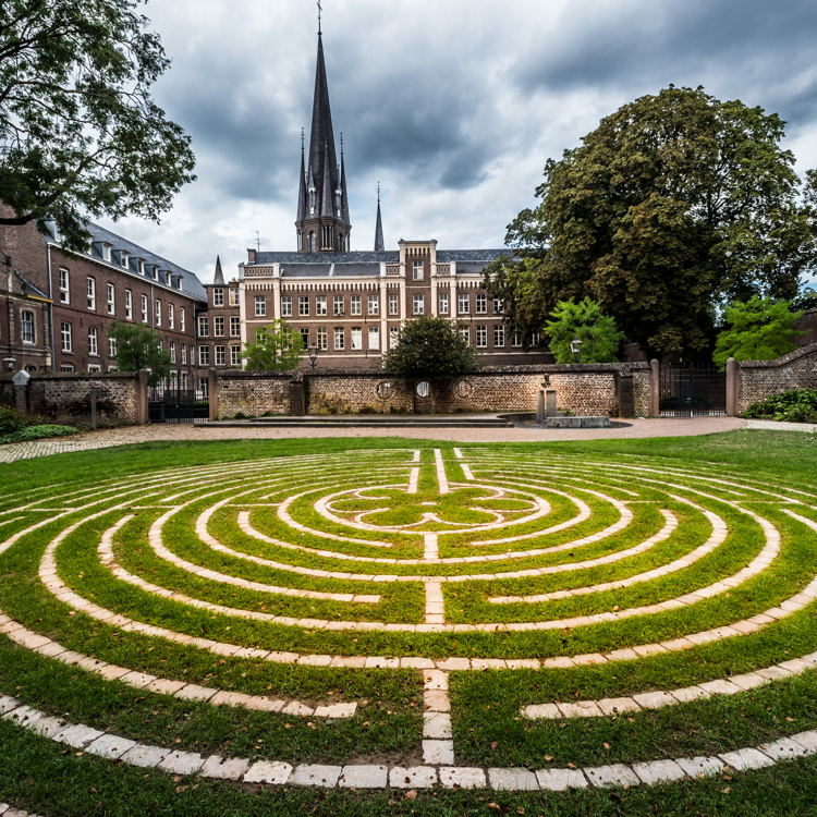 Jardin d'Isabelle Sittard, Geheime Tuin met zicht op Basiliek en klooster