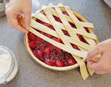 Twee handen vlechten de linzenvlaai