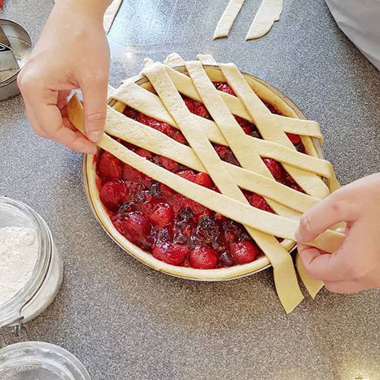 Twee handen vlechten de linzenvlaai