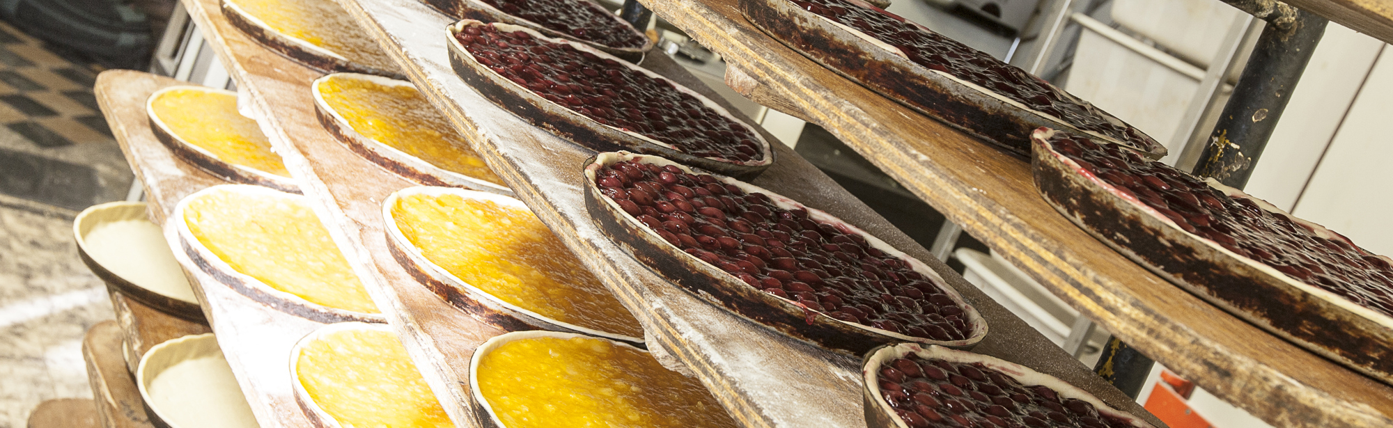 Vers Gebakken Limburgse Vlaaien Op Houten Planken In Bakkerij In Zuid Limburg