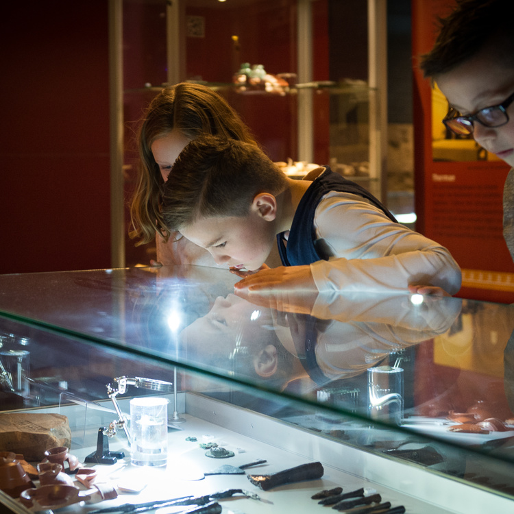 Kinderen bekijken collectie in Thermenmuseum Heerlen