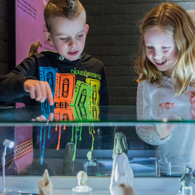 Kinderen bekijken collectie in Thermenmuseum Heerlen