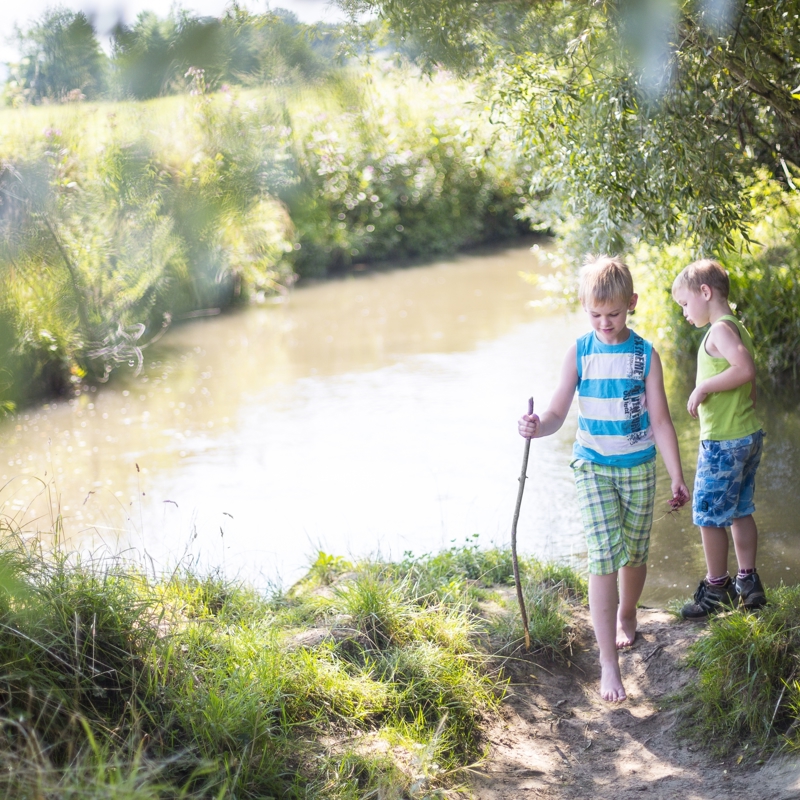 Kinderen spelen langs de Geul in de zomer