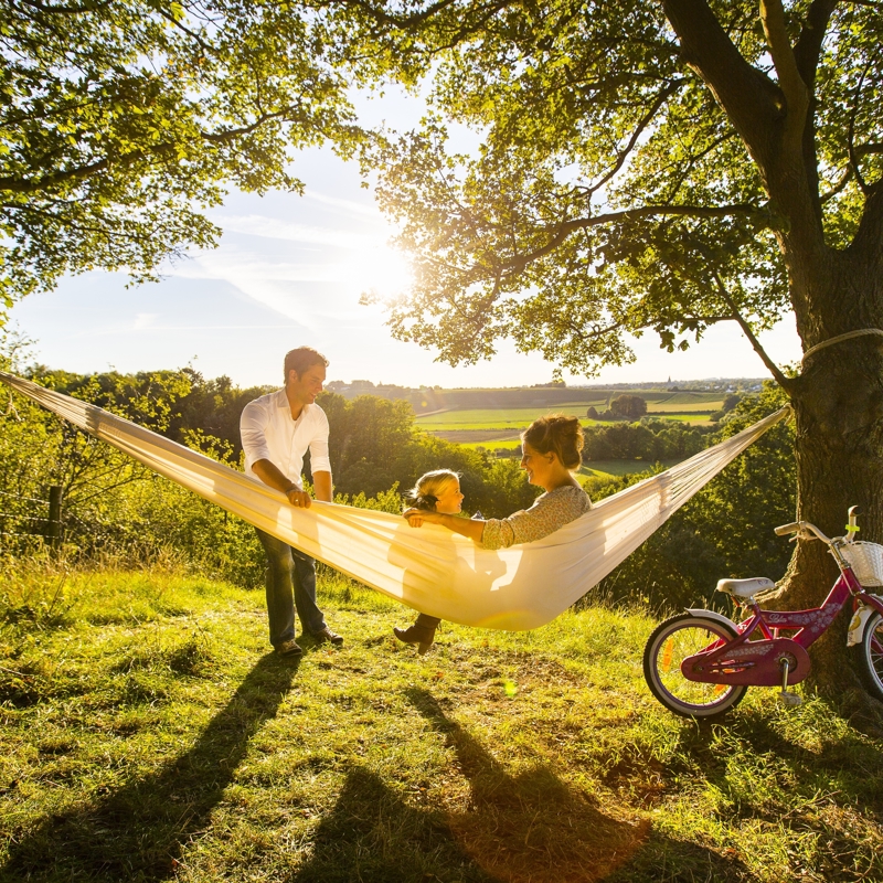 Gezin in een hangmat met uitzicht over het landschap