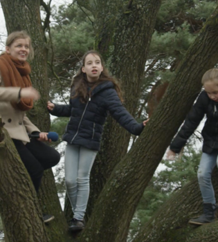 Moeder en kinderen zitten in een boom in de Brunssummerheide