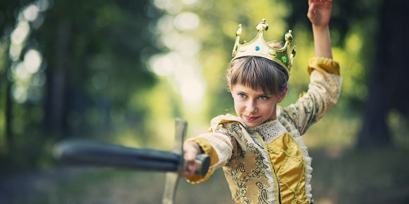 Meisje verkleed als prinses heeft een zwaard vast