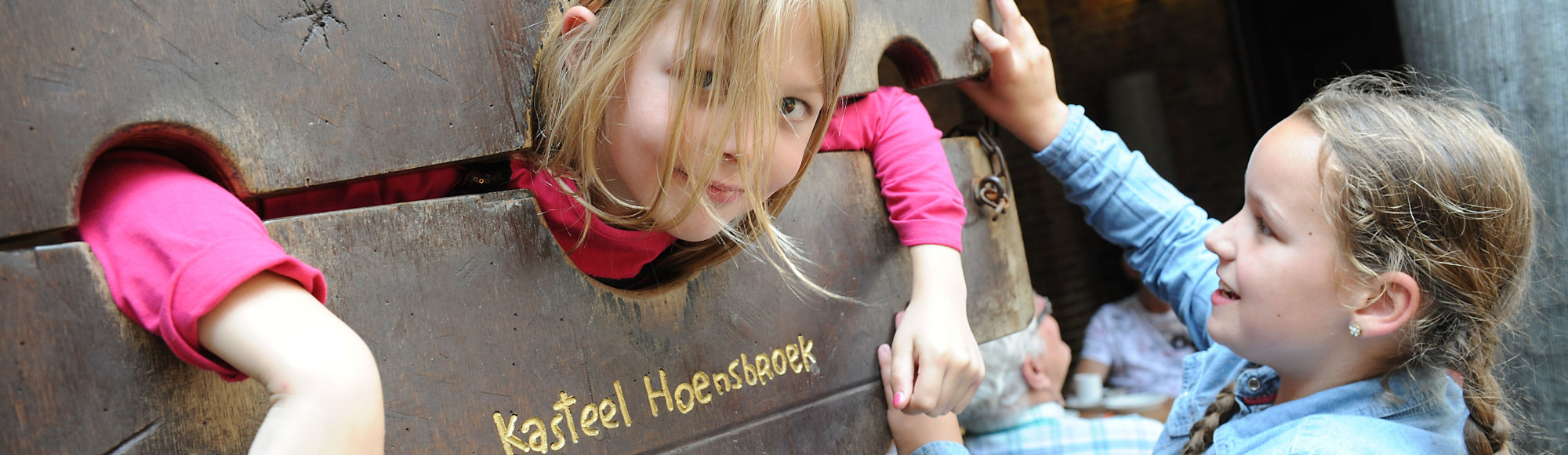 Kinderen spelen bij Kasteel Hoensbroek