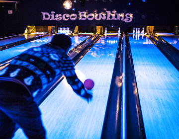 Een man is aan het disco bowlen bij All-in Echt