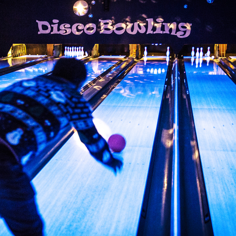 Een man is aan het disco bowlen bij All-in Echt