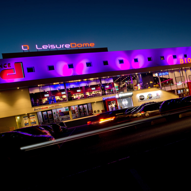 Het vooraanzicht van de Leisure Dome in Kerkrade