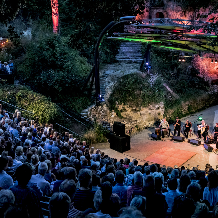 Gevuld openluchttheater tijdens optreden in de avond