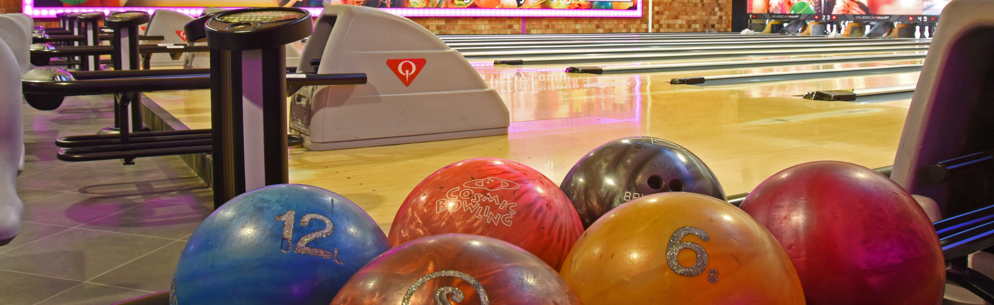 Bowlingbaan met verzameling bowingballen